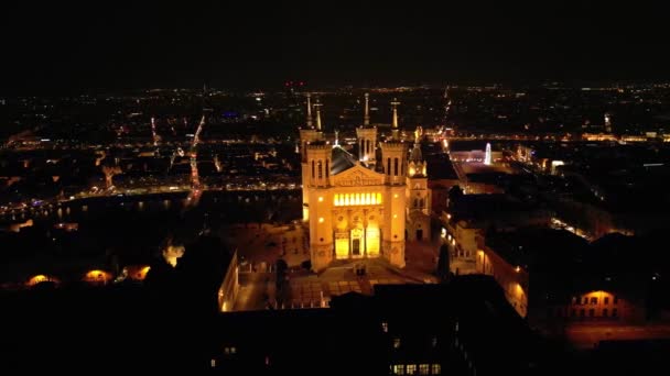 Vista Aérea Panorámica Nocturna Basílica Iluminada Notre Dame Fourviere Lyon — Vídeos de Stock