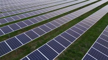 Ekoloji güneş enerjisi enerji panelleri günbatımı manzarasında yeşil enerji elektriksel yenilik doğa ortamı. Fotovoltaik paneller alanı