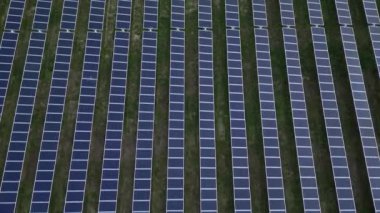 Ekoloji güneş enerjisi enerji panelleri günbatımı manzarasında yeşil enerji elektriksel yenilik doğa ortamı. Fotovoltaik paneller alanı