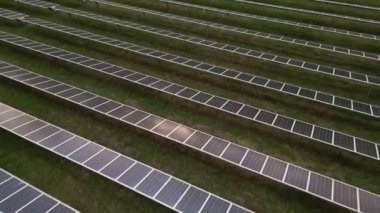 Ekoloji güneş enerjisi enerji panelleri günbatımı manzarasında yeşil enerji elektriksel yenilik doğa ortamı. Fotovoltaik paneller alanı