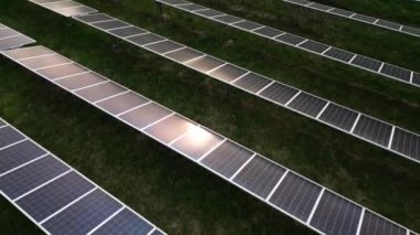 Ekoloji güneş enerjisi enerji panelleri günbatımı manzarasında yeşil enerji elektriksel yenilik doğa ortamı. Fotovoltaik paneller alanı