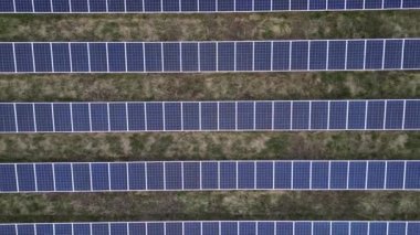 Ekoloji güneş enerjisi enerji panelleri günbatımı manzarasında yeşil enerji elektriksel yenilik doğa ortamı. Fotovoltaik paneller alanı