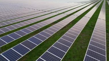 Ekoloji güneş enerjisi enerji panelleri günbatımı manzarasında yeşil enerji elektriksel yenilik doğa ortamı. Fotovoltaik paneller alanı