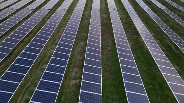 Екологія Панелі Сонячної Електростанції Полях Зеленої Енергії Заході Сонця Ландшафтні — стокове відео