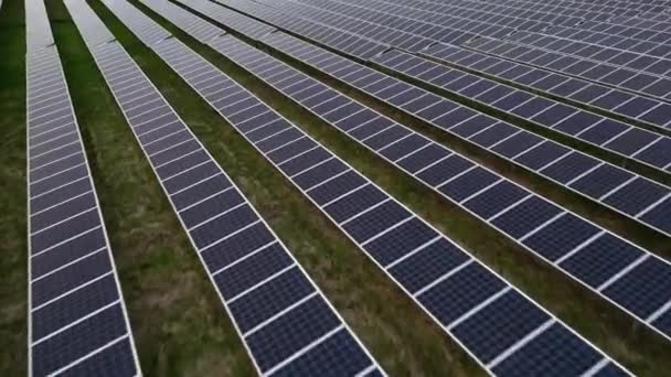 Ekoloji Güneş Enerjisi Enerji Panelleri Günbatımı Manzarasında Yeşil Enerji Elektriksel — Stok video