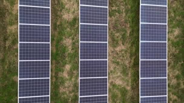 生态太阳能电站面板在田间绿色能源落日景观电力创新自然环境中的应用 光伏面板领域 — 图库视频影像