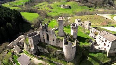 Saint-Michel-de-Boulogne - Fransa, 26 Mars 2023: Boulogne Şatosu 'nun kalıntıları. 13. ve 16. yüzyıllar arasında Ardche, Güney Fransa 'da inşa edilmiş. Boulogne Kalesi