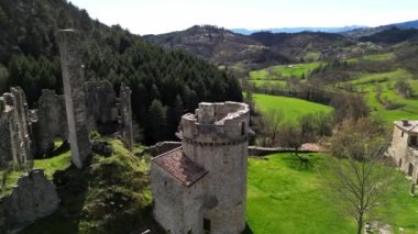 Saint-Michel-de-Boulogne - Fransa, 26 Mars 2023: Boulogne Şatosu 'nun kalıntıları. 13. ve 16. yüzyıllar arasında Ardche, Güney Fransa 'da inşa edilmiş. Boulogne Kalesi
