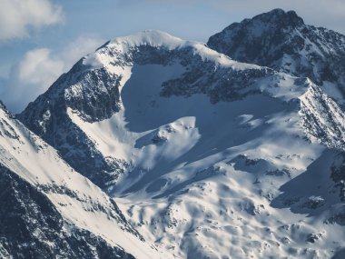 Bulutlu mavi sabah gökyüzü Fransa 'nın Alpe d' Huez dağlarının üzerinde.