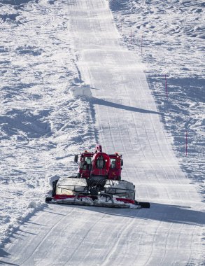 Huez, Fransa - 9 Nisan 2023: Fransa 'da Alpe D' huez 'de çalışırken kar hazırlama makinesi - Fransa' nın Alplerdeki en popüler kayak merkezlerinden biri