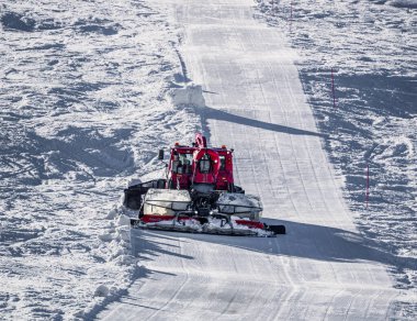 Huez, Fransa - 9 Nisan 2023: Fransa 'da Alpe D' huez 'de çalışırken kar hazırlama makinesi - Fransa' nın Alplerdeki en popüler kayak merkezlerinden biri