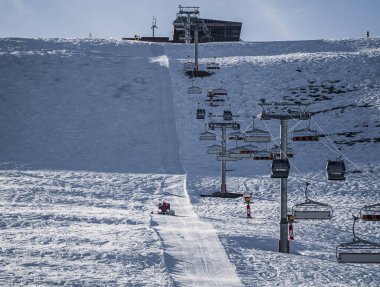 Huez, Fransa - 9 Nisan 2023: Fransa 'da Alpe D' huez 'de çalışırken kar hazırlama makinesi - Fransa' nın Alplerdeki en popüler kayak merkezlerinden biri