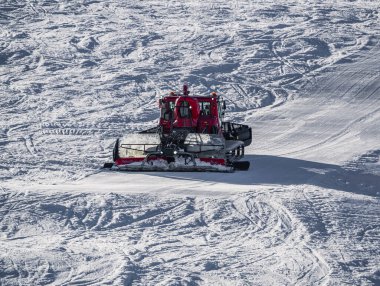 Huez, Fransa - 9 Nisan 2023: Fransa 'da Alpe D' huez 'de çalışırken kar hazırlama makinesi - Fransa' nın Alplerdeki en popüler kayak merkezlerinden biri