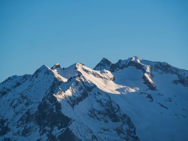 Fransa 'nın Alpler Dağları' ndaki Alpe d 'Huez şehrinde sabah mavi gökyüzü