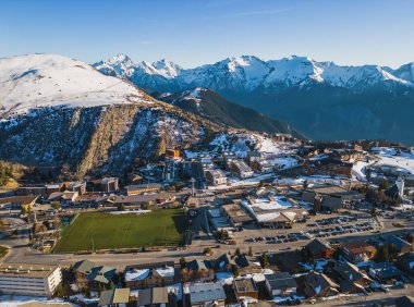 Fransız Alpleri, Alpe D 'Huez, Fransa - Avrupa' daki peyzaj ve kayak merkezinin panoramik insansız hava aracı görüntüsü