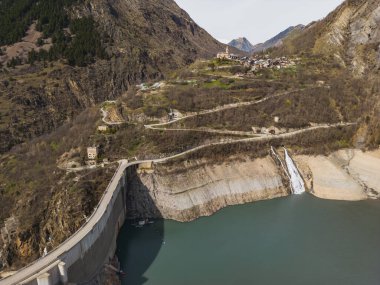 Fransız Alplerindeki Lac Chambon 'daki su barajının panoramik drone görüntüsü.