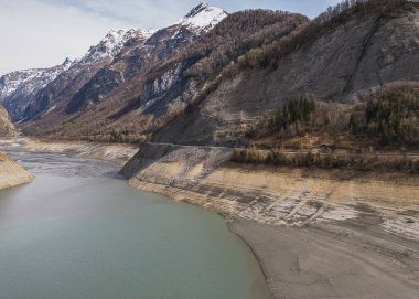 Fransız Alpleri 'ndeki Lac Chambon' daki düşük suyun panoramik drone görüntüsü.