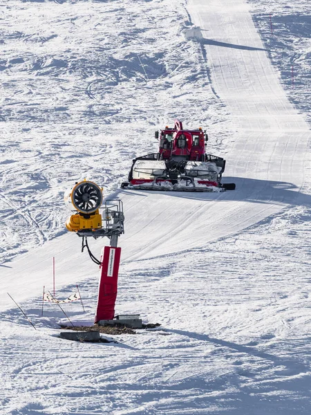 法国胡兹 2023年4月9日 Snowcat Ratrack Pistenbully 在法国阿尔卑斯山中最受欢迎的滑雪胜地之一 阿尔普 Huez工作时准备雪地的机器 — 图库照片