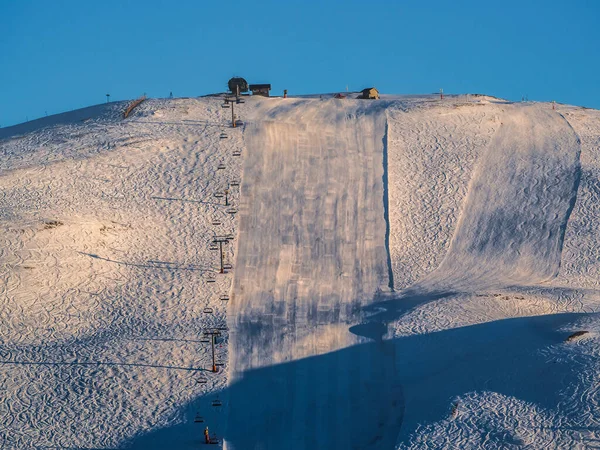 Alpe D 'Huez kayak merkezindeki dağ yamacında gün batımında kayak yamacı - Fransa