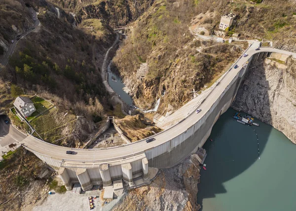 Fransız Alplerindeki Lac Chambon 'daki su barajının panoramik drone görüntüsü.