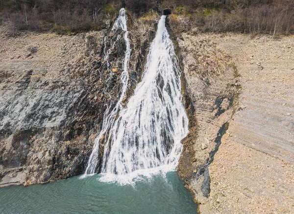 Drohnenaufnahme Eines Den Lac Chambon Den Französischen Alpen Fließenden Wasserfalls — Stockfoto