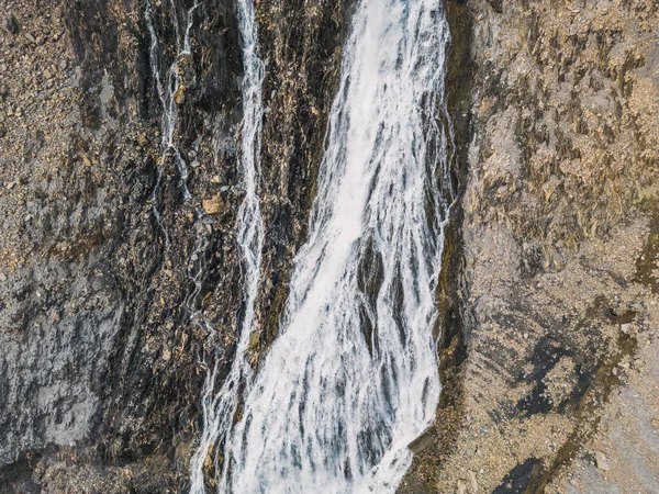 Drohnenaufnahme Eines Den Lac Chambon Den Französischen Alpen Fließenden Wasserfalls — Stockfoto