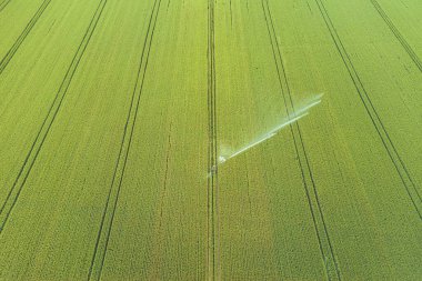 Mahsulle ilgileniyorum. Tarım ve tarım arazileri için havadan sulama sistemi