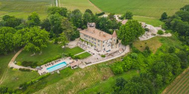 Charols, Fransa - 20 Mayıs 2023: Şato Les Oliviers de Salettes 'in panoramik hava manzarası, Güney Fransa' da Charols