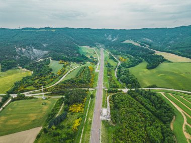 Güney Fransa 'da tarım arazilerinin ortasındaki hızlı yolcu trenleri için demiryolu rayları