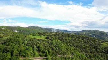 Fransız kırsalında. Vercors 'un tepeleri, Marly Hills ve Fransa' nın Val de Drome vadisinin ağaçlarla kaplı yamaçlarının panoramik drone görüntüsü.