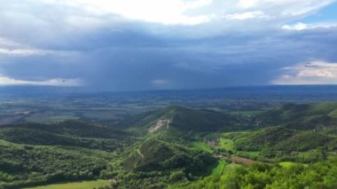 Fransız kırsalında. Vercors 'un tepeleri, Marly Hills ve Fransa' nın Val de Drome vadisinin ağaçlarla kaplı yamaçlarının panoramik drone görüntüsü.