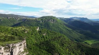 Fransız kırsalında. Vercors 'un tepeleri, Marly Hills ve Fransa' nın Val de Drome vadisinin ağaçlarla kaplı yamaçlarının panoramik drone görüntüsü.