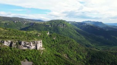 Fransız kırsalında. Vercors 'un tepeleri, Marly Hills ve Fransa' nın Val de Drome vadisinin ağaçlarla kaplı yamaçlarının panoramik drone görüntüsü.