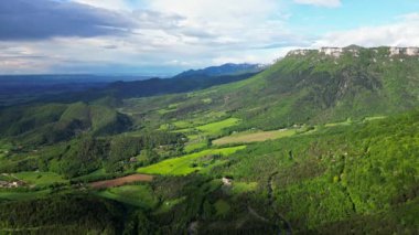 Fransız kırsalında. Vercors 'un tepeleri, Marly Hills ve Fransa' nın Val de Drome vadisinin ağaçlarla kaplı yamaçlarının panoramik drone görüntüsü.