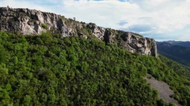 Fransız kırsalında. Vercors 'un tepeleri, Marly Hills ve Fransa' nın Val de Drome vadisinin ağaçlarla kaplı yamaçlarının panoramik drone görüntüsü.