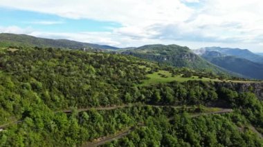 Fransız kırsalında. Vercors 'un tepeleri, Marly Hills ve Fransa' nın Val de Drome vadisinin ağaçlarla kaplı yamaçlarının panoramik drone görüntüsü.