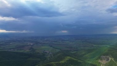 Fransız kırsalında. Vercors 'un tepeleri, Marly Hills ve Fransa' nın Val de Drome vadisinin ağaçlarla kaplı yamaçlarının panoramik drone görüntüsü.