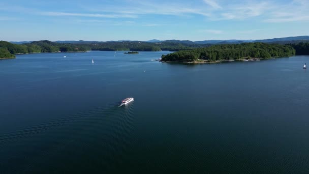 폴란드의 비에슈 체디아 산맥에 솔리나 호수에서는 여객선 사람을 나르고 있습니다 — 비디오