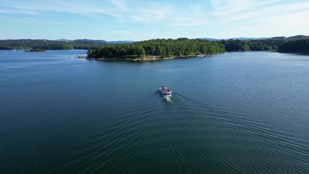 Barche Vela Galleggianti Navi Passeggeri Che Trasportano Persone Sul Lago — Video Stock