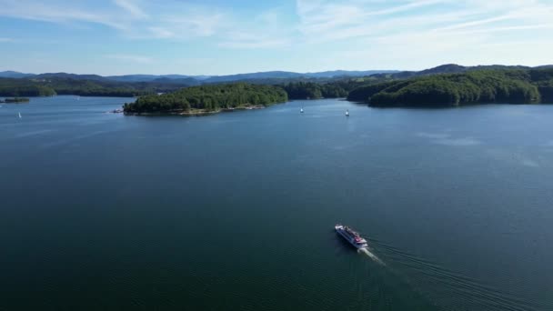 Barche Vela Galleggianti Navi Passeggeri Che Trasportano Persone Sul Lago — Video Stock