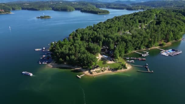 Πανοραμική Θέα Από Drone Κατά Διάρκεια Του Ηλιοβασιλέματος Στη Λίμνη — Αρχείο Βίντεο