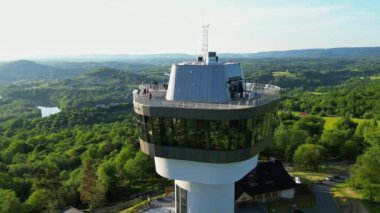 Günbatımında İHA 'nın panoramik görüntüsü Soliskie Gölü' nde Solina su barajının üstündeki gözetleme kulesine bakan modern teleferik vagonu Polonya 'nın Bieszczady Dağları' nda.