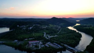 Günbatımında İHA 'nın panoramik görüntüsü Soliskie Gölü' nde Solina su barajının üstündeki gözetleme kulesine bakan modern teleferik vagonu Polonya 'nın Bieszczady Dağları' nda.