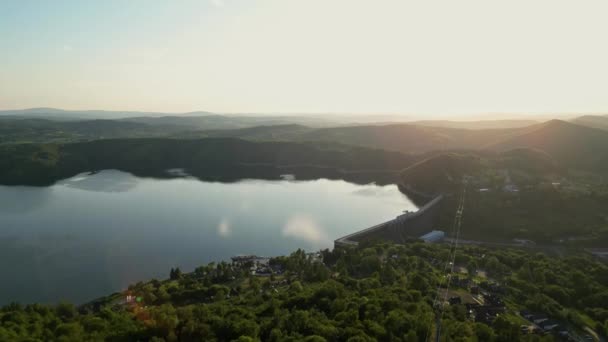 夕日の間のドローンからのパノラマビュー Soliskie湖では ポーランドのBieszczady山脈のSolinaウォーターダムの上に展望台がある現代のゴンドラケーブル車を見下ろす — ストック動画