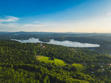 Günbatımında İHA 'nın panoramik görüntüsü, modern gondol asansörüne bakan Solina su barajının üzerindeki Polonya Bieszczady Dağları, Polonya