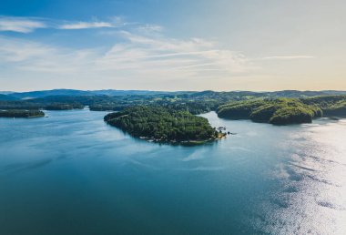 Günbatımında, Solina Gölü 'ndeki Solina su barajının üzerindeki Polonya Bieszczady Dağları' ndaki İHA 'nın panoramik görüntüsü