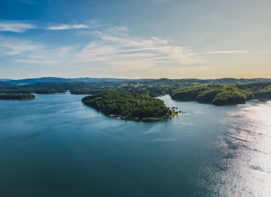 Günbatımında, Solina Gölü 'ndeki Solina su barajının üzerindeki Polonya Bieszczady Dağları' ndaki İHA 'nın panoramik görüntüsü