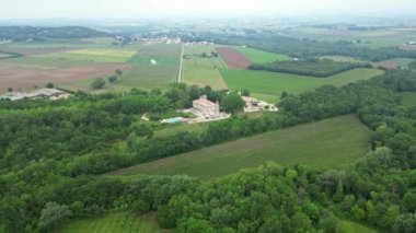 Charols, Fransa - 20 Mayıs 2023: Chateau Les Oliviers de Salettes 'in panoramik hava manzarası, Güney Fransa' da Charols