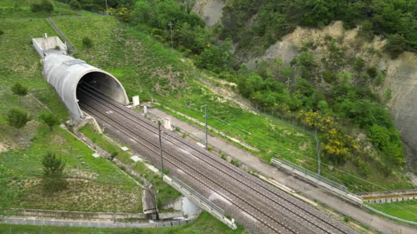 全景无人驾驶飞机图像高速客运列车进入隧道山脚下 俯瞰法国南部周围的山脉 — 图库视频影像