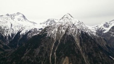 Fransız Alpleri 'ndeki Les Deux Alps kayak merkezinden çevredeki dağların panoramik görüntüsü